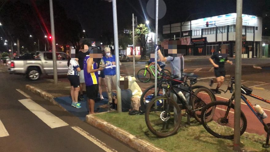 Mulher é socorrida pelo Siate após cair de patinete na ciclovia da Avenida Brasil