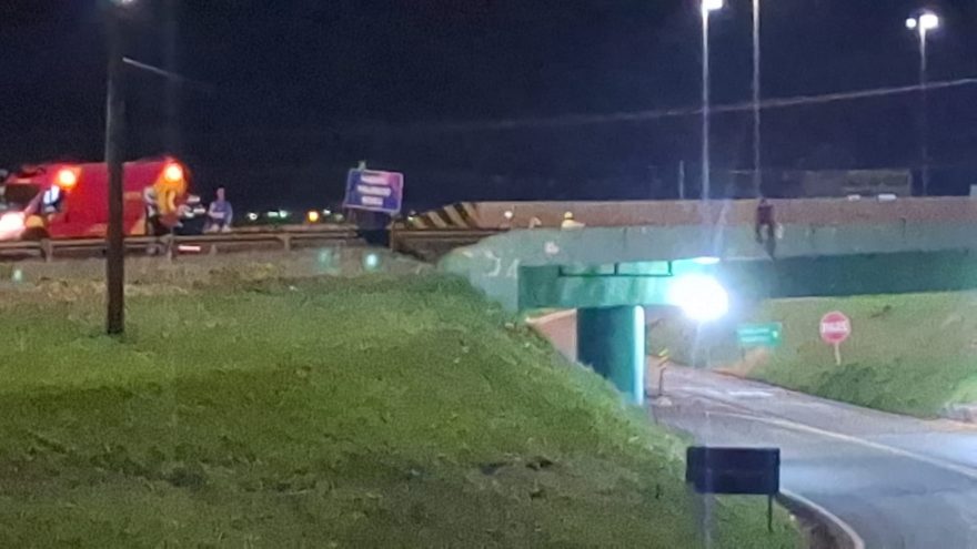 Bombeiros e Samu atendem homem que tentava suicídio no Viaduto do Guarujá