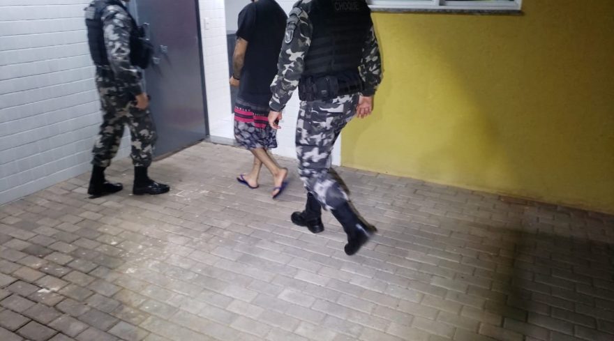 Com moto “de estouro”, maconha e cocaína, homem é detido pelo Choque