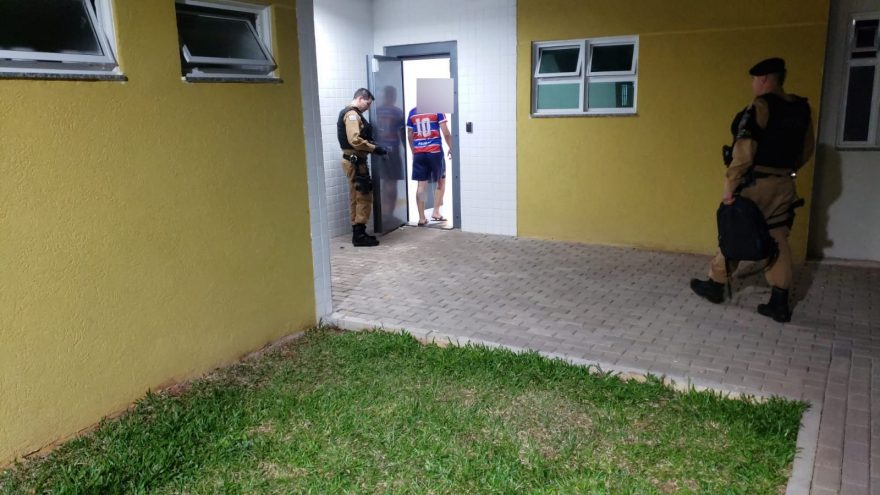 Homem é preso com pistola 9 mm no Floresta