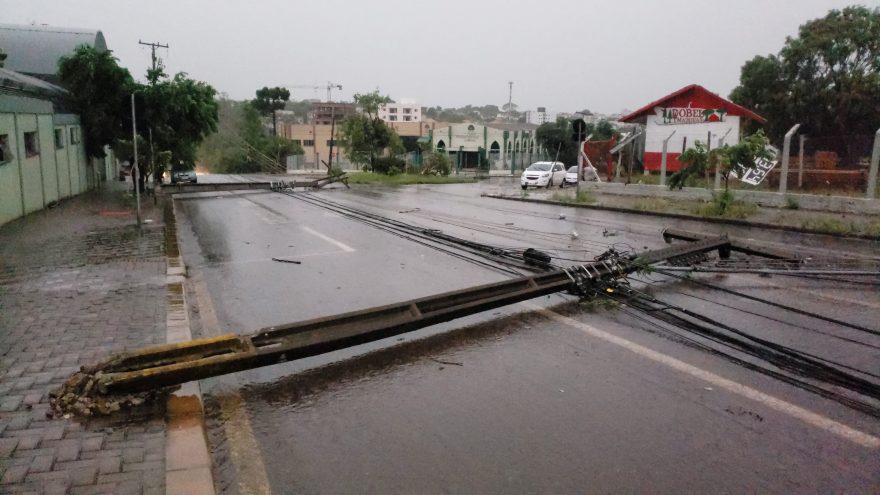 Três postes são arrancados na Rua Cuiabá e via fica parcialmente interditada