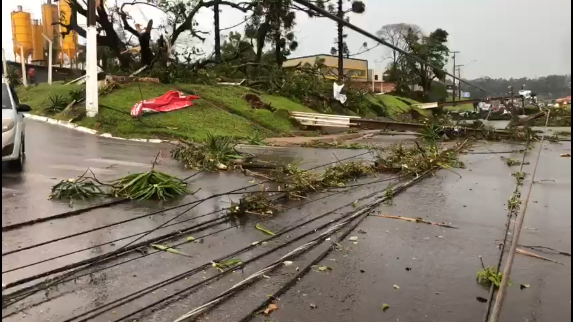 Postes caem durante temporal na BR 277, região do Trevo da Portal