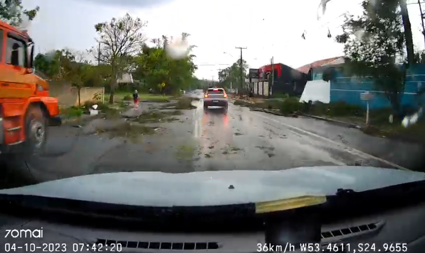 Imagens mostram danos causados por temporal em Cascavel