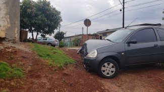 Ford Ka e Clio se envolvem em colisão no Bairro Morumbi