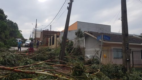 Imagens mostram danos causados por temporal em Cascavel