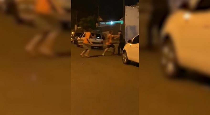 Briga na saída do Colégio do Floresta termina com feridos e celular furtado