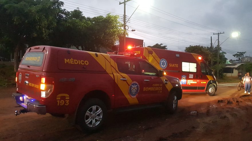 Mulher atinge linha de pipa com cerol andando de moto e quase é degolada na Avenida Piquiri