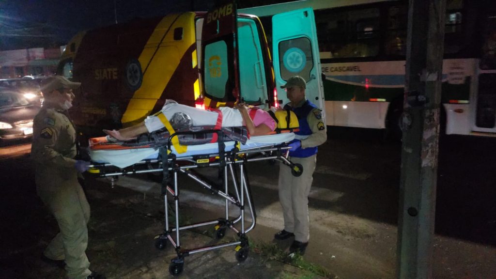 Motociclista sofre queda e fica ferida ao desviar de carro na Rua Jacarezinho