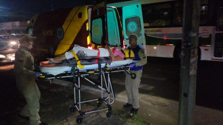 Motociclista sofre queda e fica ferida ao desviar de carro na Rua Jacarezinho
