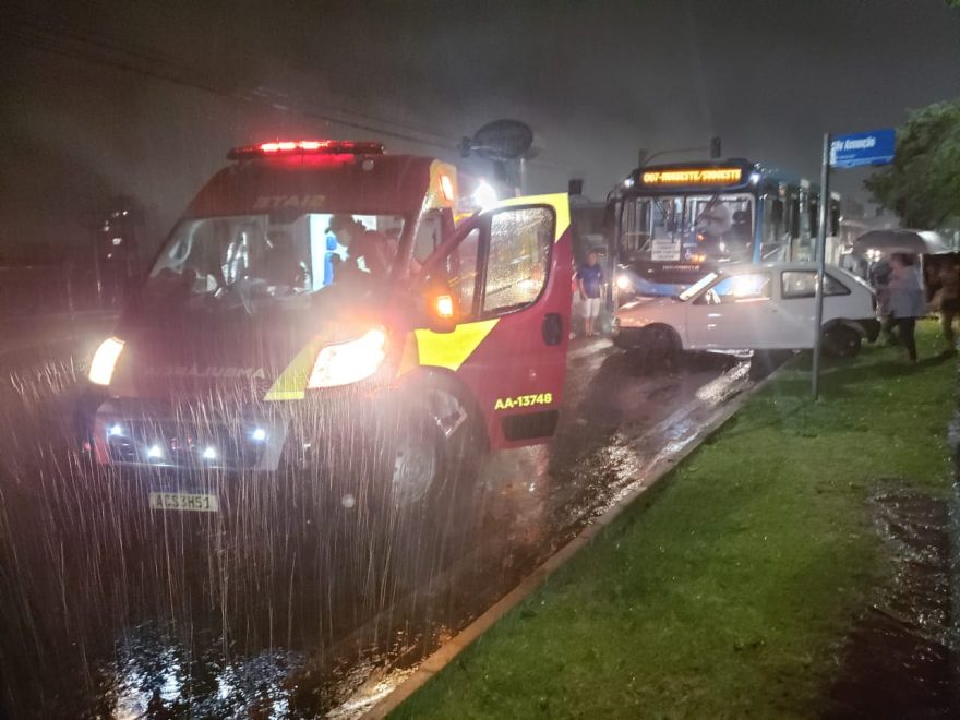 Sem energia elétrica na Av. Tancredo, carro e ônibus se envolvem em acidente em local com semáforo