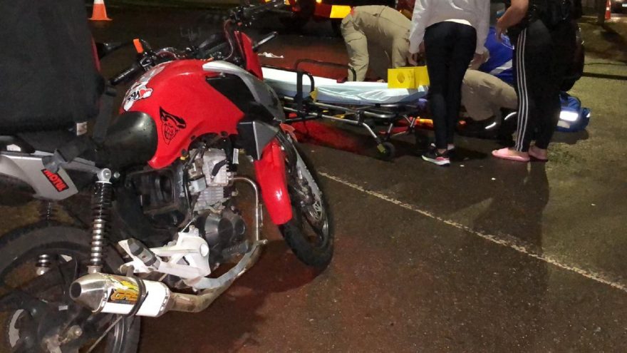 Jovem entregadora fica ferida em colisão entre moto e carro em esquina com semáforo no Centro