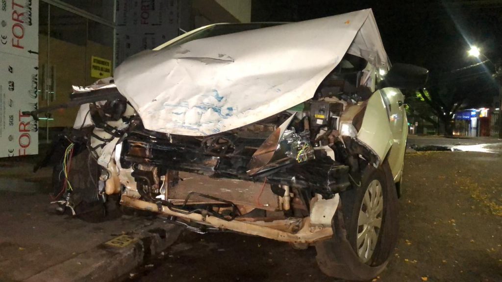 Forte colisão entre carros deixa duas pessoas feridas no Centro