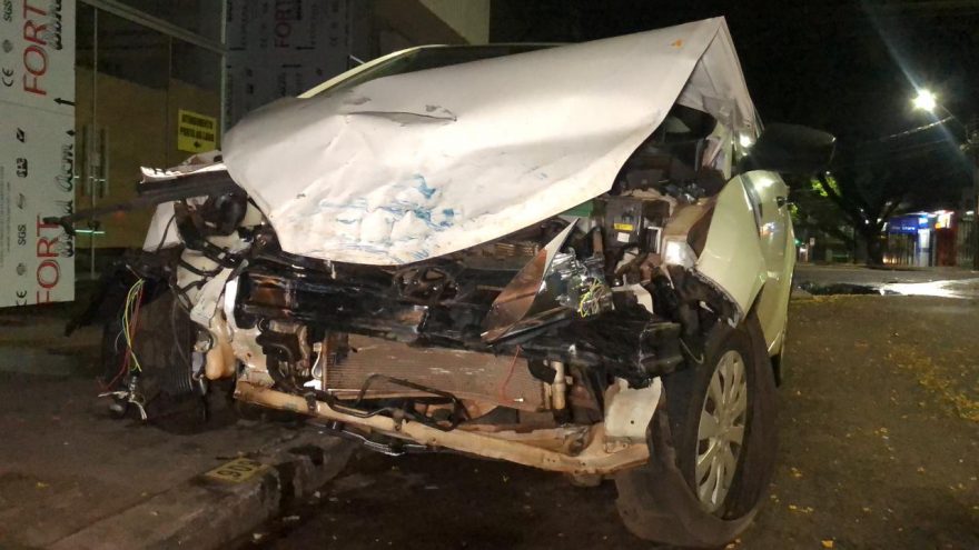 Forte colisão entre carros deixa duas pessoas feridas no Centro