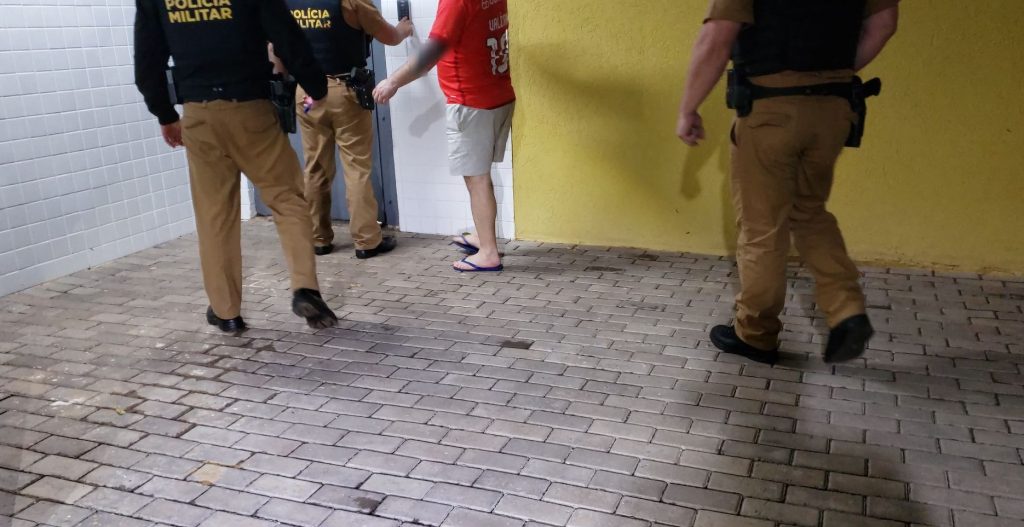 Suspeito de agredir e quebrar o celular da namorada é detido no Santa Cruz