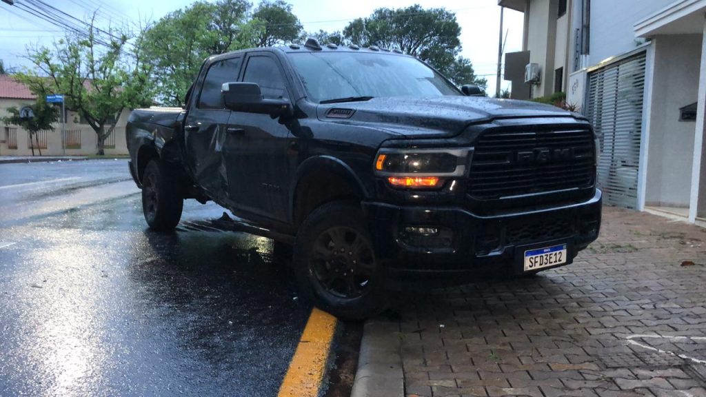 Dodge RAM vai parar na calçada em colisão no centro