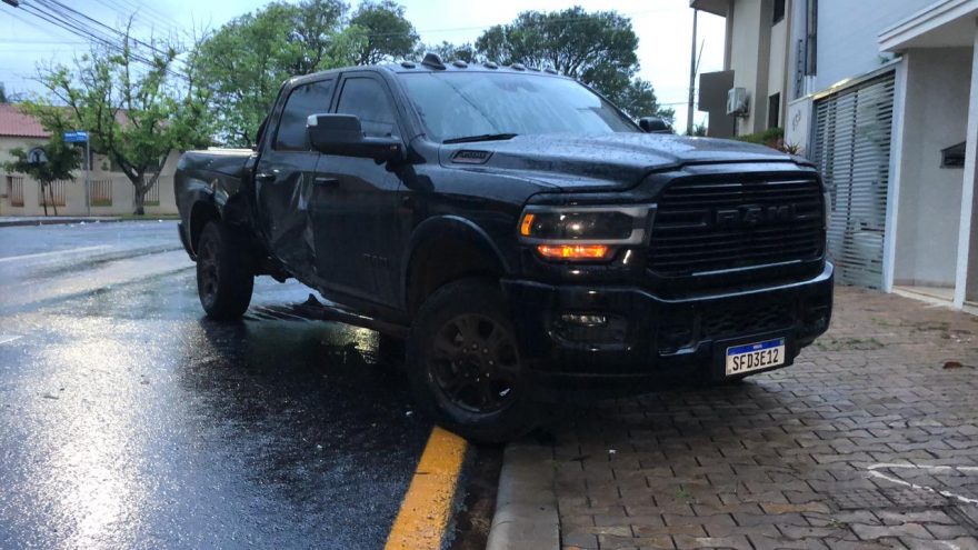 Dodge RAM vai parar na calçada em colisão no centro