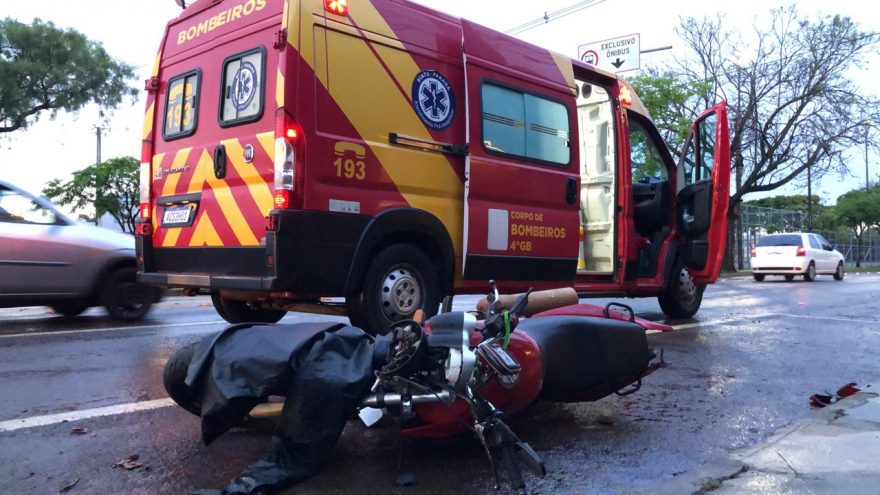 Troca de faixas entre BMW e moto deixa homem ferido na Avenida Tancredo Neves