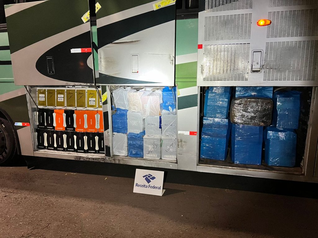 Operação Fronteira RFB intercepta ônibus clandestino com contrabando em Foz