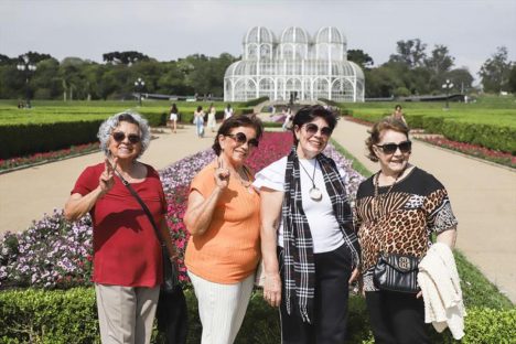 Renovado e coberto de rosa, Jardim Botânico faz 32 anos como um dos locais mais visitados de Curitiba Imagem referente a Renovado e coberto de rosa, Jardim Botânico faz 32 anos como um dos locais mais visitados de Curitiba