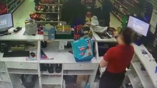 Câmera flagra assalto à mão armada em Farmácia na rua Jacarezinho