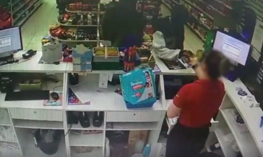 Câmera flagra assalto à mão armada em Farmácia na rua Jacarezinho