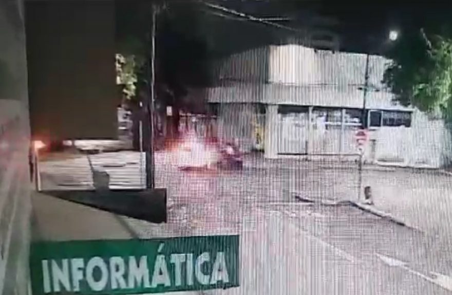 Vídeo mostra forte colisão entre Palio e HB20 na Rua Paraná