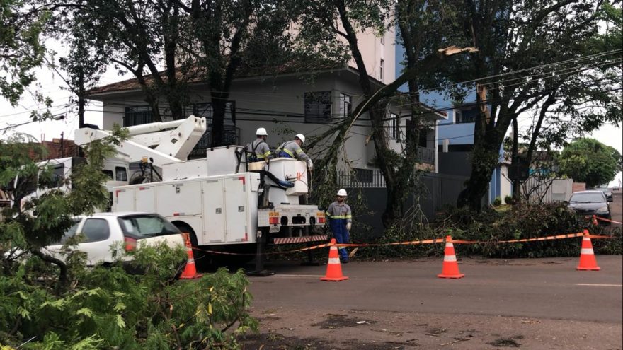 Mais de 24 horas sem energia, moradores do Bairro Neva pedem solução rápida