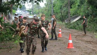 Exército ajuda na desobstrução de vias após temporal que atingiu Cascavel