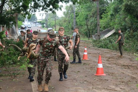 Imagem referente a Exército ajuda na desobstrução de vias após temporal que atingiu Cascavel