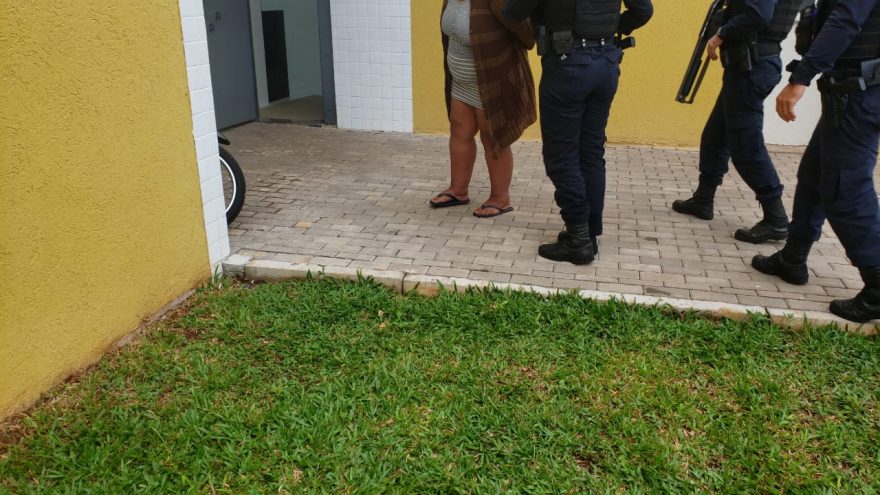 Mulher chega em casa para o almoço e encontra ‘invasora’ tomando banho no banheiro; Caso vai parar na delegacia