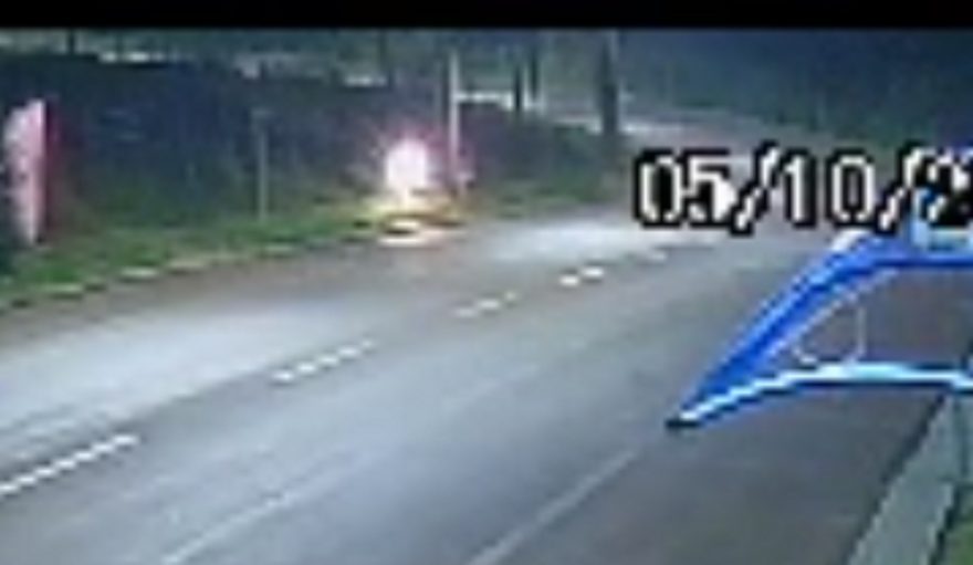 Vídeo mostra momento em que carro atinge poste na Rua José de Sá Cavalcante