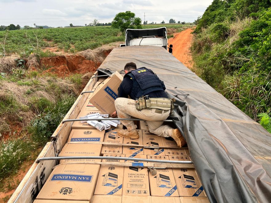 Carreta roubada é apreendida transportando cigarros na PR-323