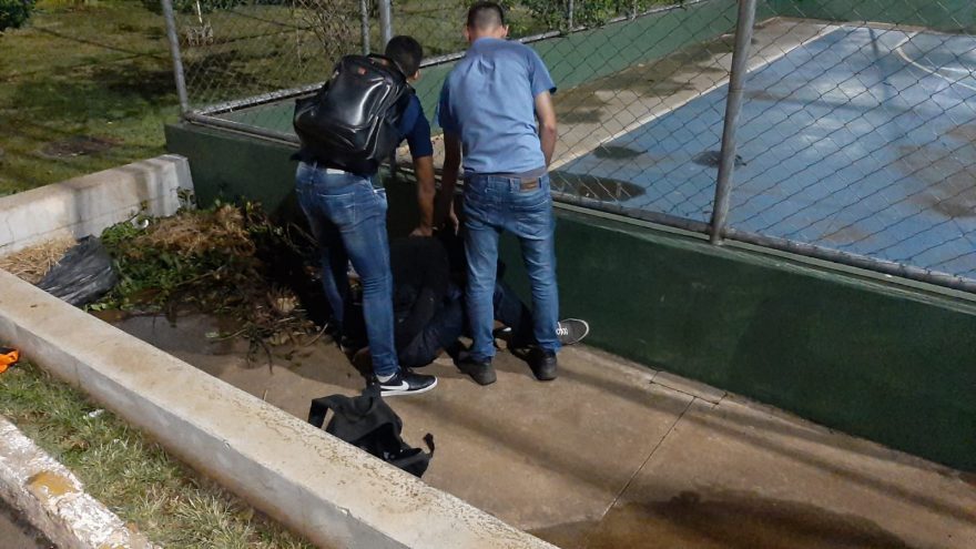 Após furto em farmácia, homem é contido por populares até a chegada da polícia
