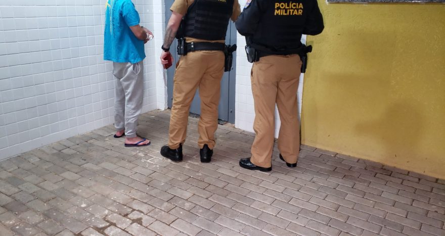 Homem agride esposa com socos e chutes na frente do filho e criança aciona a PM no bairro Santa Cruz
