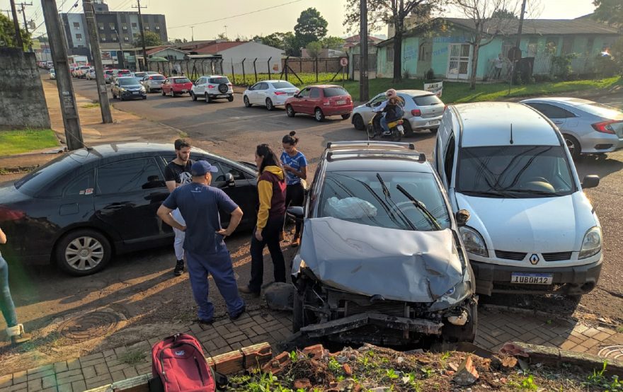 Três carros se envolvem em forte colisão na Rua Rio da Paz