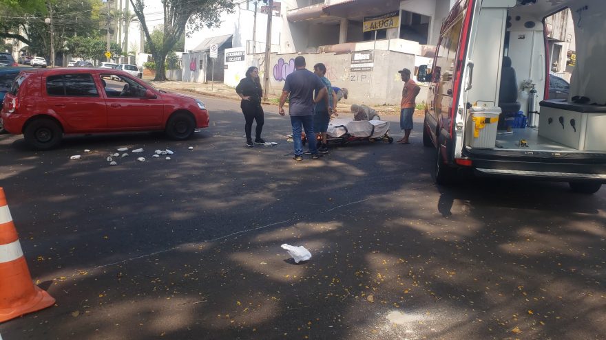 Homem quebra o braço após ser atropelado no Centro de Cascavel