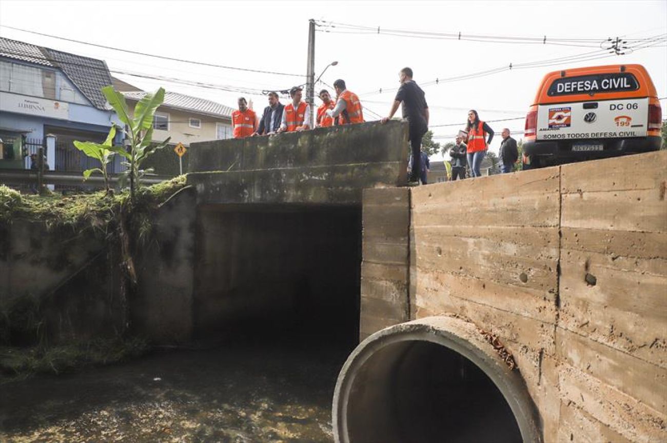 Eduardo Pimentel acompanha trabalhos preventivos da Defesa Civil em Curitiba Imagem referente a Eduardo Pimentel acompanha trabalhos preventivos da Defesa Civil em Curitiba