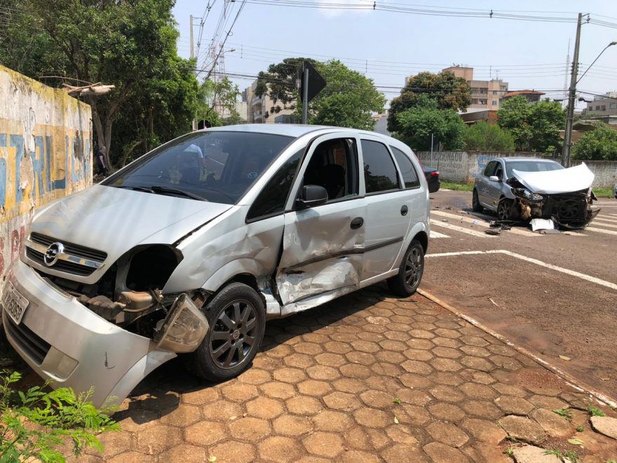 Veículos têm grandes danos em acidente na Rua Rio de Janeiro