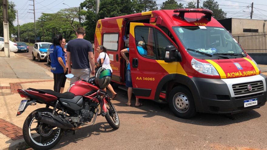 Homem fica ferido após colisão entre carro e moto na Rua Medianeira