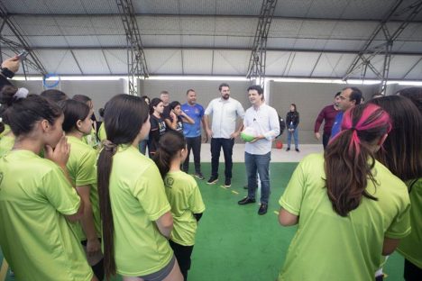 Imagem referente a Eduardo Pimentel entrega obra de reforma do Clube da Gente Bairro Novo