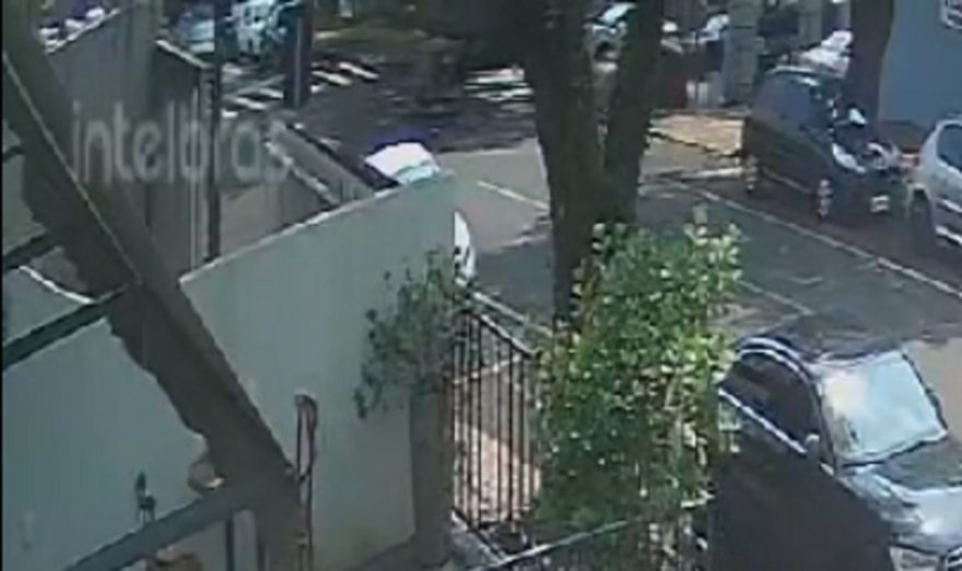Vídeo mostra momento em que catador de recicláveis é atingido por carro no Centro