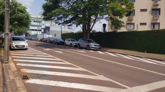 Motoristas não respeitam sinalização e estacionam em local proibido na Voluntários da Pátria