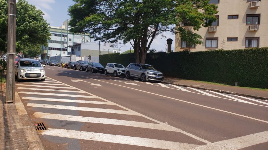 Motoristas não respeitam sinalização e estacionam em local proibido na Voluntários da Pátria