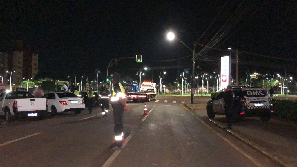 Operação de trânsito resulta na prisão de condutores e apreensão de veículos na Rua Paraná