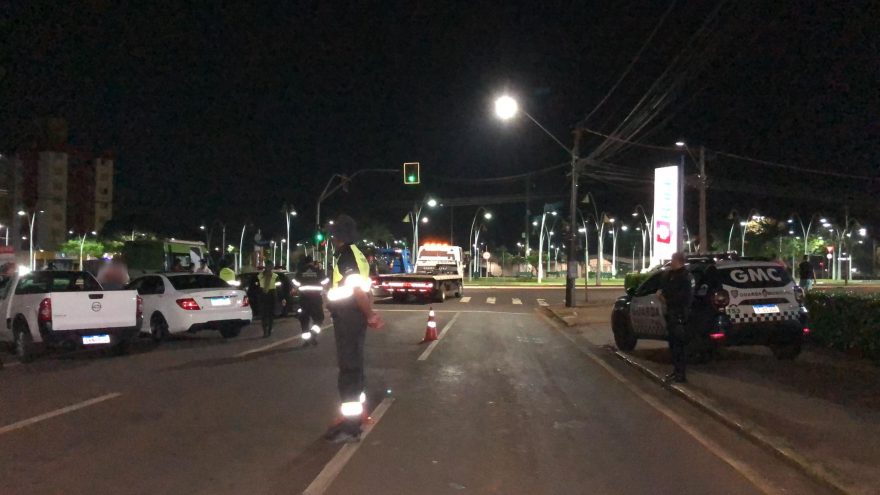 Operação de trânsito resulta na prisão de condutores e apreensão de veículos na Rua Paraná