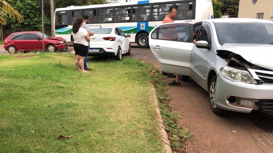 Colisão entre três veículos é registrada no Jardim Alvorada