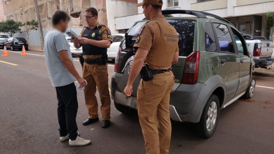Condutor embriagado é preso após colidir em veículos estacionados na rua Paraná