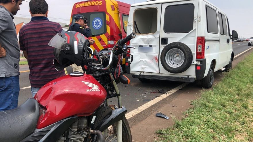 Motociclista fica ferido após forte colisão de trânsito na BR-277
