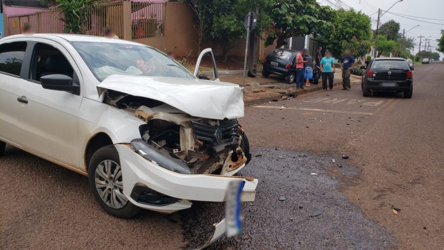Gol capota após colidir com Corsa no bairro Floresta