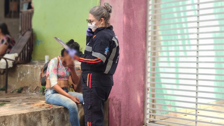 Mulher em situação de rua pede por comida, passa mal e desmaia